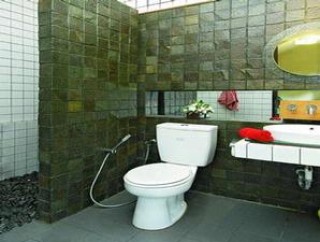 Waspada Bahaya Jatuh di Kamar Mandi, Ini Solusi Praktisnya