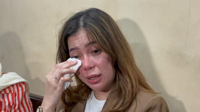 KECEWA - Dokter Kamelia menangis, usai persidangan kasus narkoba yang menjerat sang kekasih, Ammar Zoni di Pengadilan Negeri Jakarta Pusat, Kamis (26/2/2026). Ia juga mengungkap kekecewaannya.