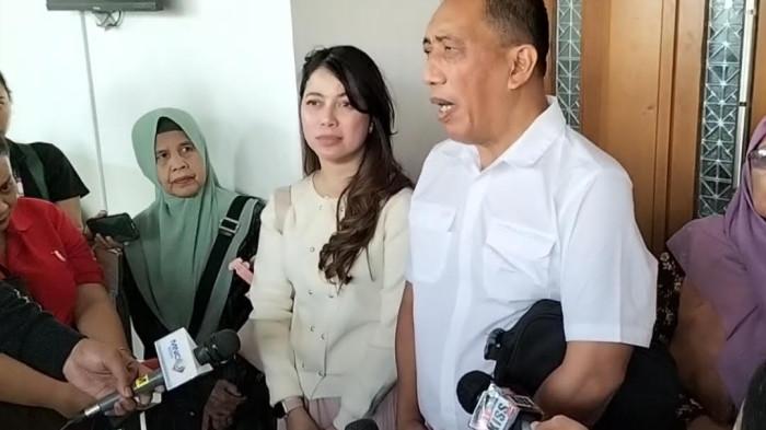 GEMBIRA - Kamelia, kekasih Ammar Zoni, ditemui di Pengadilan Negeri Jakarta Pusat, Kamis (27/11/2025). Ia gembira hakim memerintahkan jaksa memindahkan Ammar dari Nusakambangan ke lapas di Jakarta dan mengikuti sidang secara langsung di PN Jakarta Pusat.