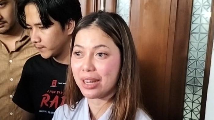 BANTAH PERANG DINGIN - Kamelia, kekasih Ammar Zoni, di Pengadilan Negeri Jakarta Pusat, Kamis (22/1/2026). Ia tegas membantah terlibat saling sindir dengan Irish Bella, mantan istri Ammar. Tidak ada perang dingin di antara mereka.