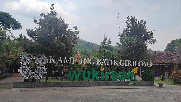 KAMPUNG BATIK GIRILOYO - Kampung Batik Giriloyo menjadi bagian dari Desa Wisata Wukirsari. Kampung Batik Giriloyo tidak hanya terkenal dengan keindahan batiknya, tetapi juga dengan keberagaman budaya dan tradisi yang dimilikinya.