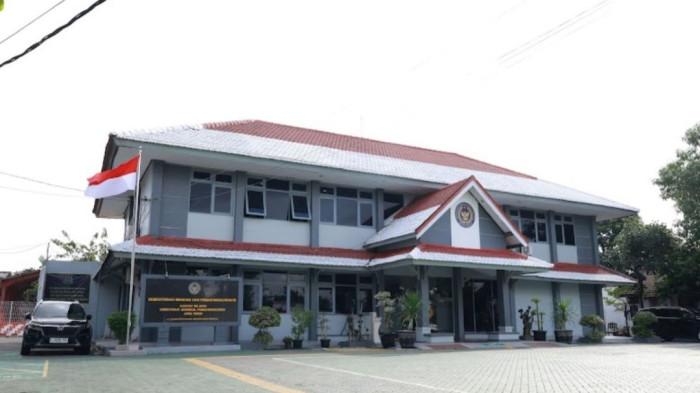 KANWIL JAWA TIMUR - Kantor Wilayah Direktorat Jenderal Pemasyarakatan Jawa Timur di Surabaya. Kanwil Ditjenpas Jatim tengah menangani dugaan pungutan liar di Lapas Kelas IIB Blitar dan menegaskan oknum yang terbukti bersalah akan diproses sesuai hukum.