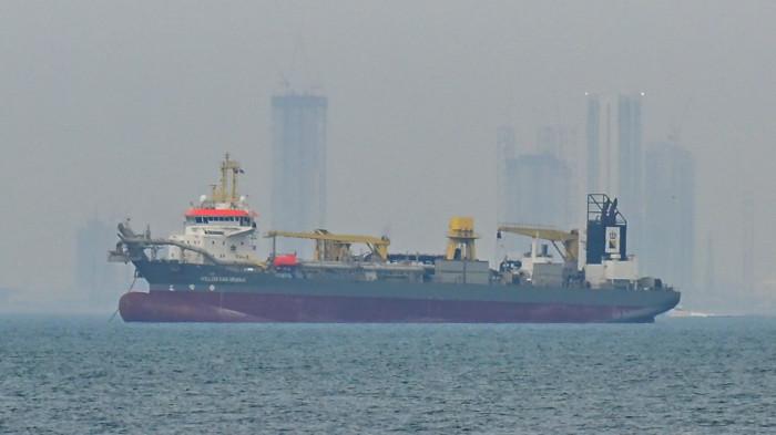 Sebuah kapal komersial berlabuh di lepas pantai Dubai, Uni Emirat Arab, pada 2 Maret 2026, di tengah ancaman Iran akan membakar kapal yang nekat melintas di Selat Hormuz.