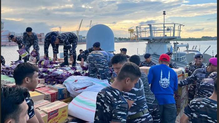 BANJIR DI ACEH - Kapal Perang Republik Indonesia (KRI) Sutedi Senaputra-378 (SSA-378) TNI Angkatan Laut bertolak menuju wilayah Lhokseumawe untuk melaksanakan embarkasi bantuan logistik untuk warga korban banjir di Dermaga Krueng Geukeuh, Lhokseumawe, Aceh, Kamis (4/12/2025).