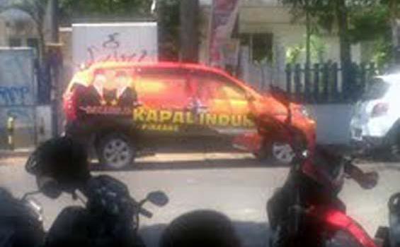 Kapal Induk di Depan Warkop Curi Perhatian Warga