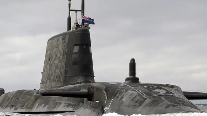 Kapal selam HMS Anson Inggris muncul ke permukaan