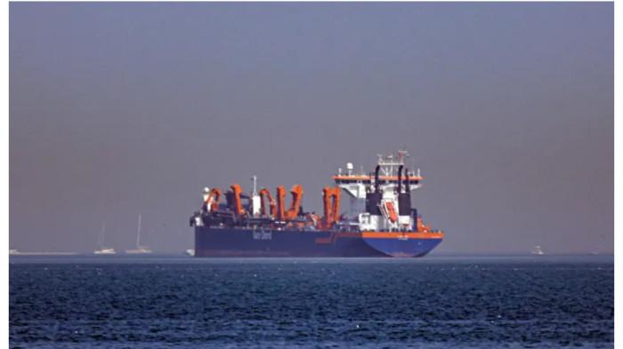 DIBLOKADE IRAN - Beberapa kapal terlihat berlabuh jangkar karena Iran mengancam akan menutup Selat Hormuz. Harga minyak dan gas meroket pasca keluarnya ancaman Iran yang akan membakar kapal-kapal yang melintas di Selat Hormuz.