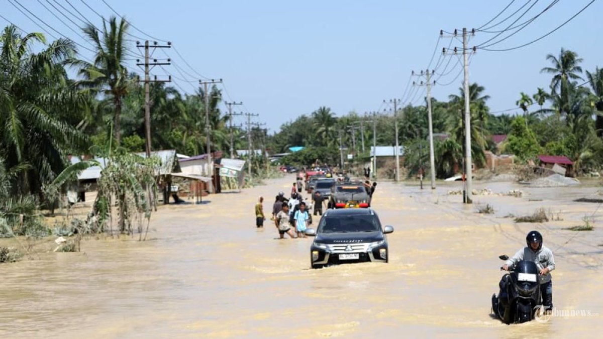 Kapolda Aceh Irjen Pol. Drs. Marzuki Ali Basyah bersama pejabat Utama Polda Aceh, menempuh perjalanan darat selama lima hari melewati jalur yang terputus, terendam air, tertutup lumpur pekat di Aceh Tamiang. Selasa (2/12/2025). Aceh Tamiang merupakan salah satu wilayah di Sumatra yang terdampak banjir dan longsor. Bencana terjadi di tiga provinsi, yaitu Aceh, Sumatra Utara dan Sumatra Barat. (Polda Aceh/Tribunnews/HO)