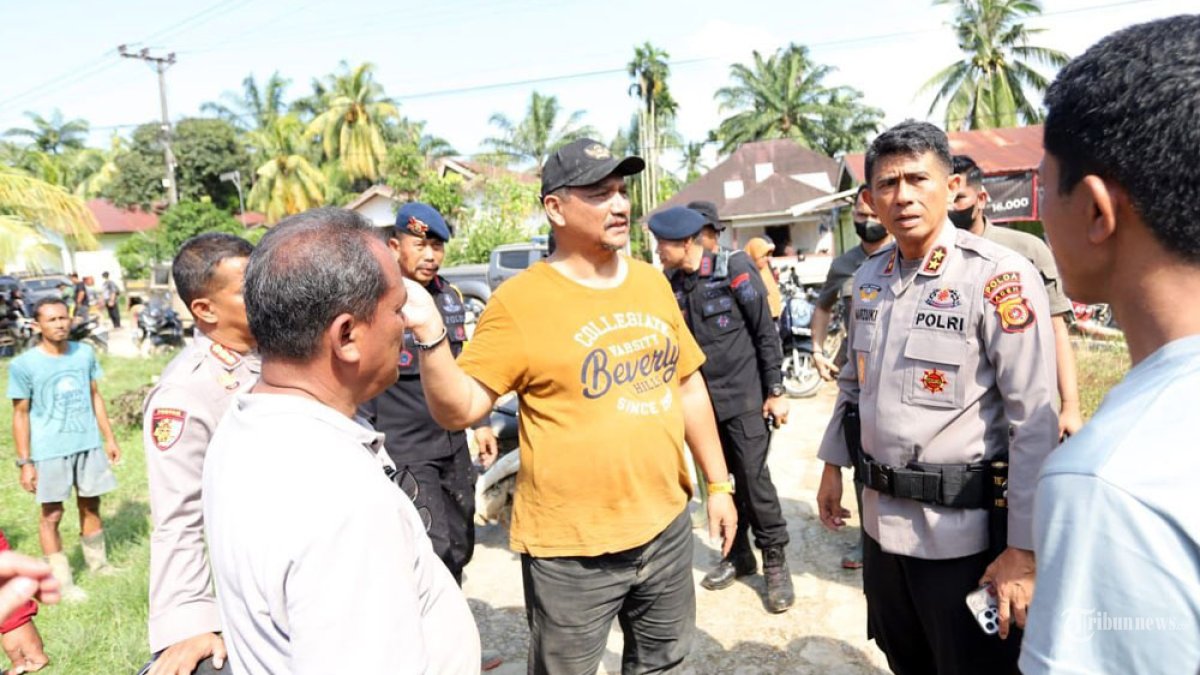 Kapolda Aceh Irjen Pol. Drs. Marzuki Ali Basyah bersama pejabat Utama Polda Aceh, menempuh perjalanan darat selama lima hari melewati jalur yang terputus, terendam air, tertutup lumpur pekat di Aceh Tamiang. Selasa (2/12/2025). Aceh Tamiang merupakan salah satu wilayah di Sumatra yang terdampak banjir dan longsor. Bencana terjadi di tiga provinsi, yaitu Aceh, Sumatra Utara dan Sumatra Barat. (Polda Aceh/Tribunnews/HO)