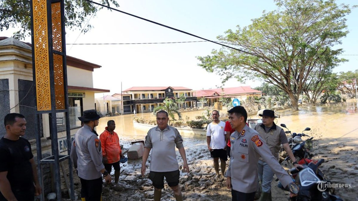 Kapolda Aceh Irjen Pol. Drs. Marzuki Ali Basyah bersama pejabat Utama Polda Aceh, menempuh perjalanan darat selama lima hari melewati jalur yang terputus, terendam air, tertutup lumpur pekat di Aceh Tamiang. Selasa (2/12/2025). Aceh Tamiang merupakan salah satu wilayah di Sumatra yang terdampak banjir dan longsor. Bencana terjadi di tiga provinsi, yaitu Aceh, Sumatra Utara dan Sumatra Barat. (Polda Aceh/Tribunnews/HO)