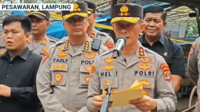 Kapolda Lampung Irjen Helfi Assegaf memberikan informasi kepada awak media