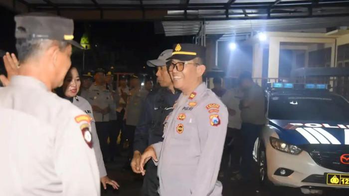Kapolsek sempol ijen bondowoso Iptu Suherdi usai ditarik paksa warga