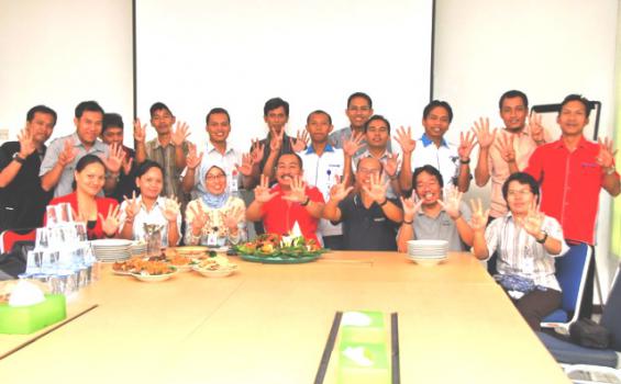 Karyawan Tribun Kaltim Potong Tumpeng HUT Jakob Oetama