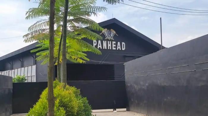 TNI TEMBAK TNI - Lokasi penembakan diduga TNI sesama TNI di Cafe, Resto, Bar And Live Music Panhead Palembang, Sabtu (16/5/2026). Usai kejadian, lokasi ini nampak sepi.