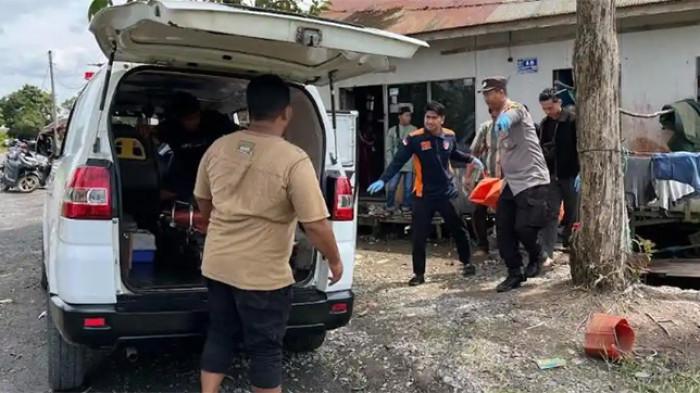 CUCU BUNUH KAKEK - H Aman (80) alias Kai tewas di tangan sang cucu Jauhari (26) di Desa Pulau Sewangi RT 01, Kabupaten Barito Kuala (Batola), Kalimantan Selatan, Minggu (18/1/2026). Foto proses evakuasi jenazah korban.