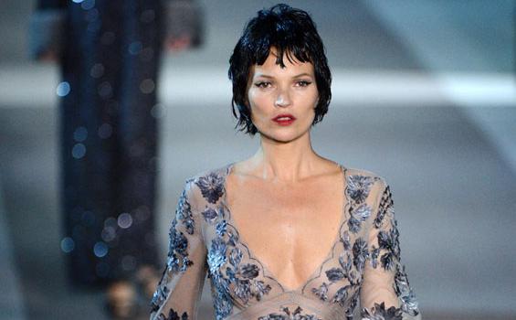 Kate Moss Beri Kejutan di Catwalk Louis Vuitton