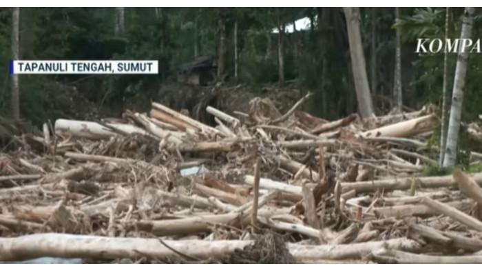 PEMBALAKAN LIAR - Kayu-kayu gelondongan terbawa banjir bandang di Kabupaten Tapanuli Tengah, Sumatra Utara.