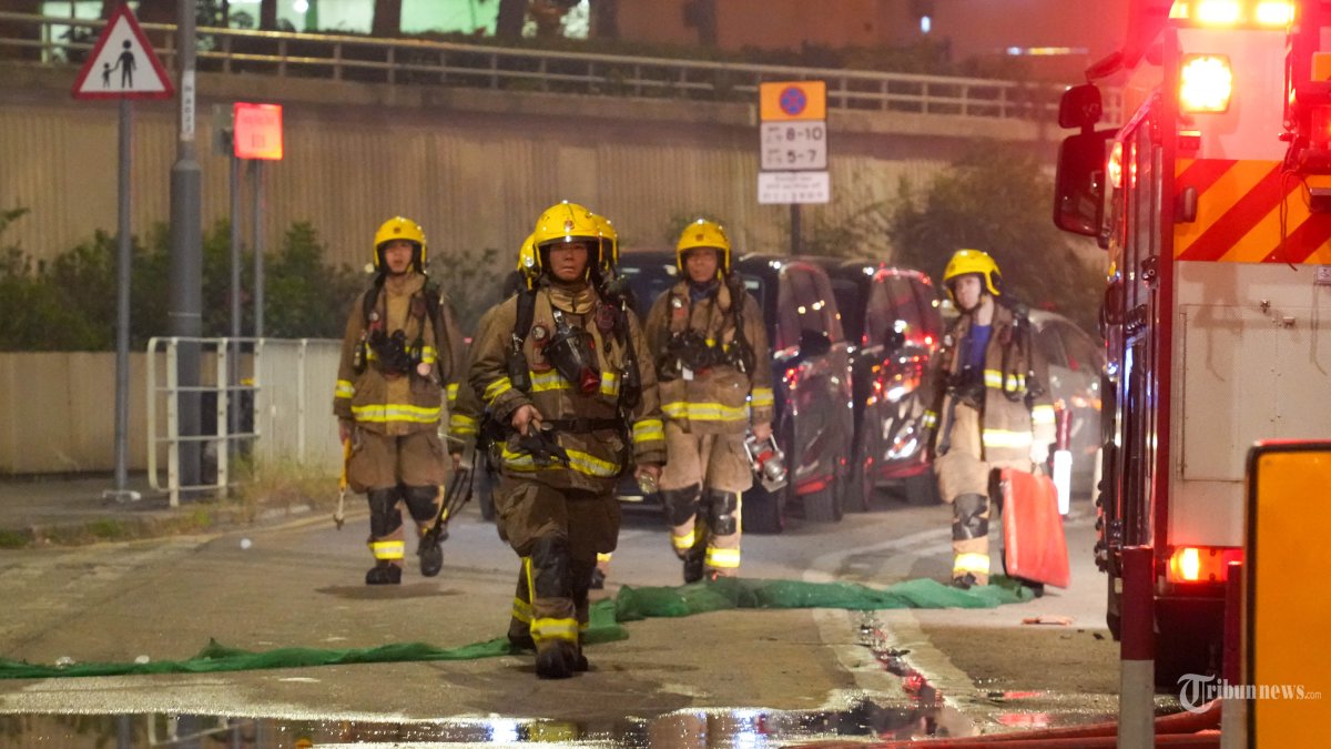 KEBAKARAN - Tim penyelamat bekerja di lokasi kebakaran di kawasan permukiman Hong Kong, Tiongkok selatan, pada 27 November 2025.