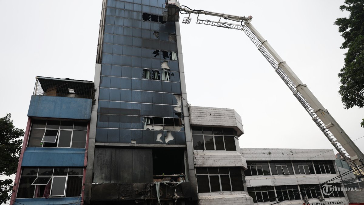 KRBAKARAN - Petugas gabungan berusaha mengevakuasi jenazah korban kebakaran di Gedung Terra Drone, Cempaka Putih, Jakarta, Selasa (9/12/2025). Kebakaran tersebut menyebabkan 22 orang meninggal dunia. TRIBUNNEWS/IRWAN RISMAWAN