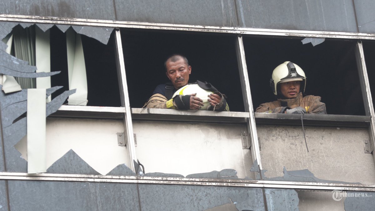 KRBAKARAN - Petugas pemadam kebakaran usai memadamkan kebakaran di Gedung Terra Drone, Cempaka Putih, Jakarta, Selasa (9/12/2025). Kebakaran tersebut menyebabkan 22 orang meninggal dunia. TRIBUNNEWS/IRWAN RISMAWAN