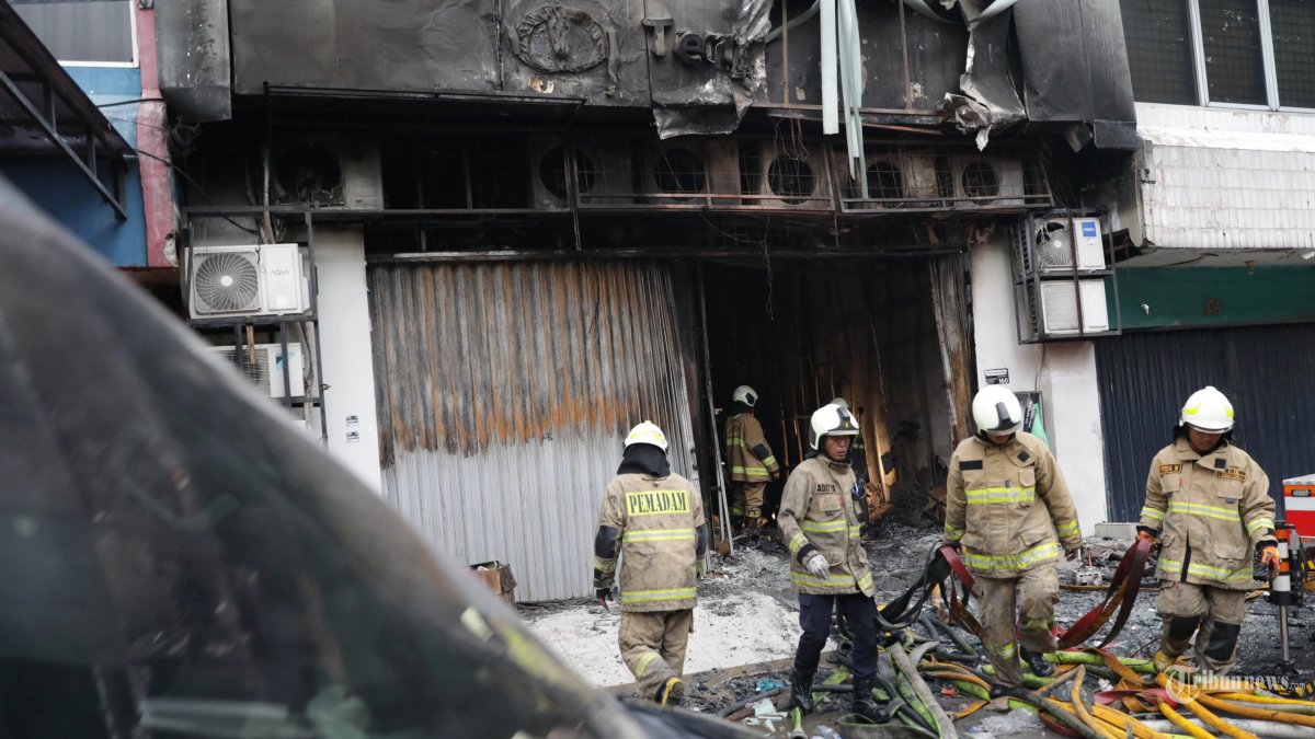 KRBAKARAN - Petugas pemadam kebakaran usai memadamkan kebakaran di Gedung Terra Drone, Cempaka Putih, Jakarta, Selasa (9/12/2025). Kebakaran tersebut menyebabkan 22 orang meninggal dunia. TRIBUNNEWS/IRWAN RISMAWAN