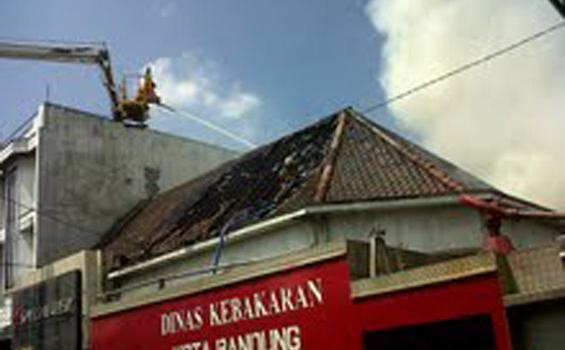 Api Masih Membakar Toko dan Gudang Kimia
