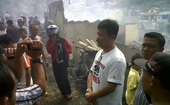 Saya Lompat Ketika Atap Nyaris Rubuh