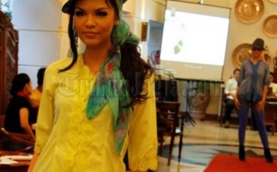 Funky! Paduan Kebaya Plus Hot Pants