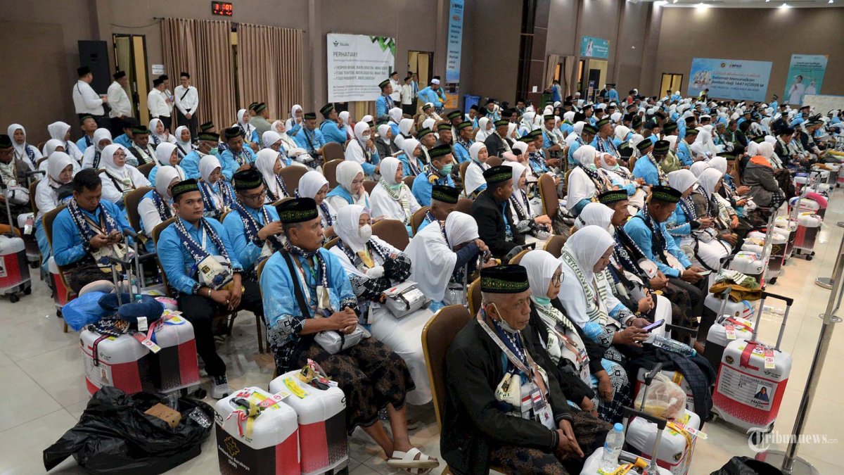 KEBERANGKATAN PERTAMA - Rombongan bus yang berisi 380 jemaah kloter pertama yang terdiri 376 calon haji dan 4 petugas pendamping mulai berangkatkan di depan Graha Bir Ali Asrama Haji Sukolilo Surabaya , Rabu (22/4/2026) pagi. 