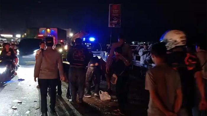 KECELAKAAN MAUT - Kecelakaan tragis melibatkan angkot dan truk ekspedisi terjadi di Jembatan Citarum Rajamandala, perbatasan Kabupaten Bandung Barat (KBB) dan Kabupaten Cianjur, Selasa (25/11/2025) malam. 
(Istimewa/dok Polsek Cipatat)