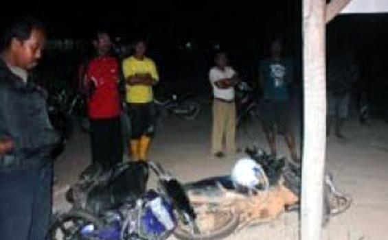 Dua Pengendara Motor Terkapar di Tengah Jalan