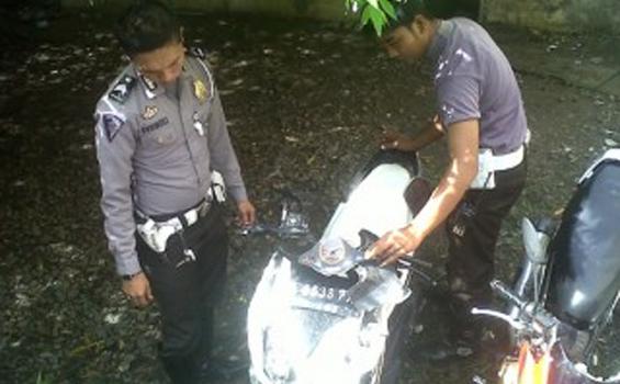 Asyik SMS-an Kakak Beradik Tewas Tabrak Truk