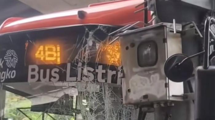 KECELAKAAN BUS TRANSJAKARTA - Kaca depan bus listrik Transjakarta pecah usai kecelakaan tunggal di kolong layang Tol JORR, Tanjung Barat, Jakarta Selatan, Senin (12/1/2026). Kendaraan menabrak tiang listrik beton hingga bagian depan bus ringsek.