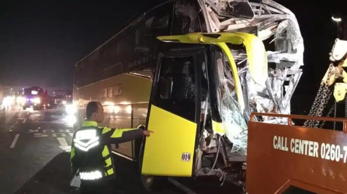 KECELAKAAN BUS - Perjalanan study tour puluhan siswa SMP dari Kendal, Jawa Tengah yang seharusnya menjadi momen penuh keceriaan berubah menjadi tragedi di tengah perjalanan. Sebuah bus pariwisata yang membawa rombongan siswa kelas IX SMPN 2 Brangsong mengalami kecelakaan beruntun di ruas Tol Cipali KM 88 wilayah Kalijati, Kabupaten Subang, Jawa Barat, Selasa (19/5/2026) sekitar pukul 02.00 WIB dini hari
