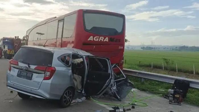 KECELAKAAN TOL TEGAL - Kondisi mobil Toyota Calya dan bus Agra Mas yang mengalami kecelakaan di Tol Pejagan-Pemalang KM 290B, Kabupaten Tegal, Kamis (19/3/2026). Akibat kecelakaan itu, empat tewas dan satu kritis. Akibat kecelakaan tersebut lima orang menjadi korban yang merupakan satu keluarga, empat meninggal dunia dan satu masih kritis mendapat penanganan di RS Medika Pemalang.