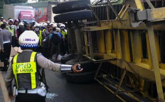 Korban Kontainer Tergencet Beban 20 Ton