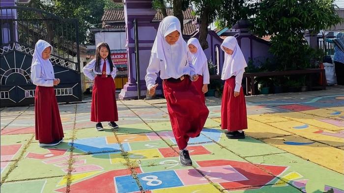 PEMBELAJARAN NUMERASI - Kegiatan peningkatan numerasi di SDN 1 Kebumen, Kendal, Jawa Tengah. Diketahui peningkatan literasi dan numerasi di satuan Pendidikan Kendal melibatkan aksi kolaboratif yakni antara Pemkab Kendal, Pendidik serta Tanoto Foundation.