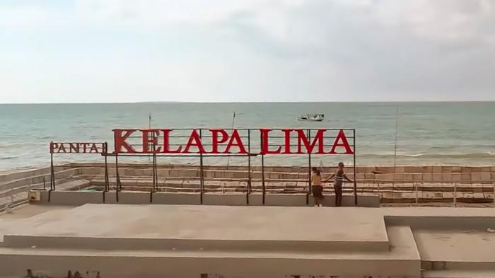 Keindahan sunset di Pantai Kelapa Lima menjadi daya tarik utama, sempurna untuk menutup hari liburan keluarga di Kupang.