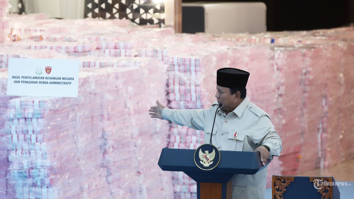 SERAHKAN UANG DENDA - Presiden Prabowo Subianto memberikan kata sambutan pada acara seremoni penyerahan uang hasil penagihan denda administratif kehutanan dan penyelamatan keuangan negara dari hasil tindak pidana korupsi di kompleks Kejaksaan Agung, Jakarta, Rabu (24/12/2025). Kejaksaan Agung menyerahkan uang sitaan sekitar Rp6,62 triliun kepada negara, di antaranya adalah uang sitaan Satgas PKH sekitar Rp2,344 triliun dari hasil penertiban kawasan hutan dan hasil penyelamatan keuangan negara atas penanganan perkara tindak pidana korupsi oleh Kejakgung sekitar Rp4,28 triliun. Tribunnews/Jeprima