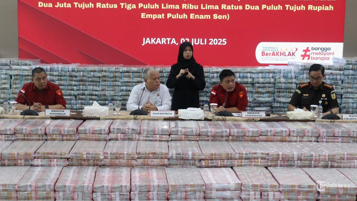 KORUPSI EKSPOR CPO - Dirtut Jampidsus Kejagung Sutikno (kedua kanan) bersama Kapuspenkum Kejagung Harli Siregar (kedua kiri), Dirdik Jampidsus Kejagung Abdul Qohar (kiri) dan Kajari Jakarta Pusat Safrianto Zuriat (kanan) memberikan keterangan saat konferensi pers tindak pidana korupsi pemberian fasilitas crude palm oil (CPO) dan turunannya di Gedung Bundar Jampidus Kejaksaaan Agung, Jakarta, Rabu (2/7/2025). Kejagung menyita Rp1,37 triliun lebih yang merupakan penyerahan dari dua perusahaan sawit PT Permata Hijau Group dan PT Musim Mas Group terkait kasus korupsi ekspor CPO. TRIBUNNEWS/IRWAN RISMAWAN