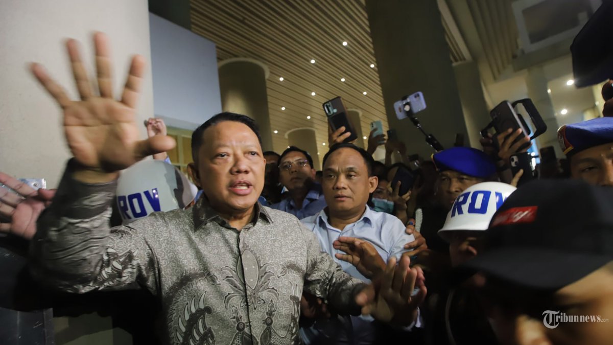 DITAHAN - Mantan Jaksa Agung Muda Bidang Tindak Pidana Khusus Febrie Adriansyah menjawab pertanyaan wartawan seusai menjalani pemeriksaan di Kejaksaan Agung, Jakarta, Jumat (24/7/2026). Kejaksaan Agung resmi menahanÂ Febrie Adriansyah sebagai tersangka dugaan tindak pidana pencucian uang (TPPU). TRIBUNNEWS/JEPRIMA