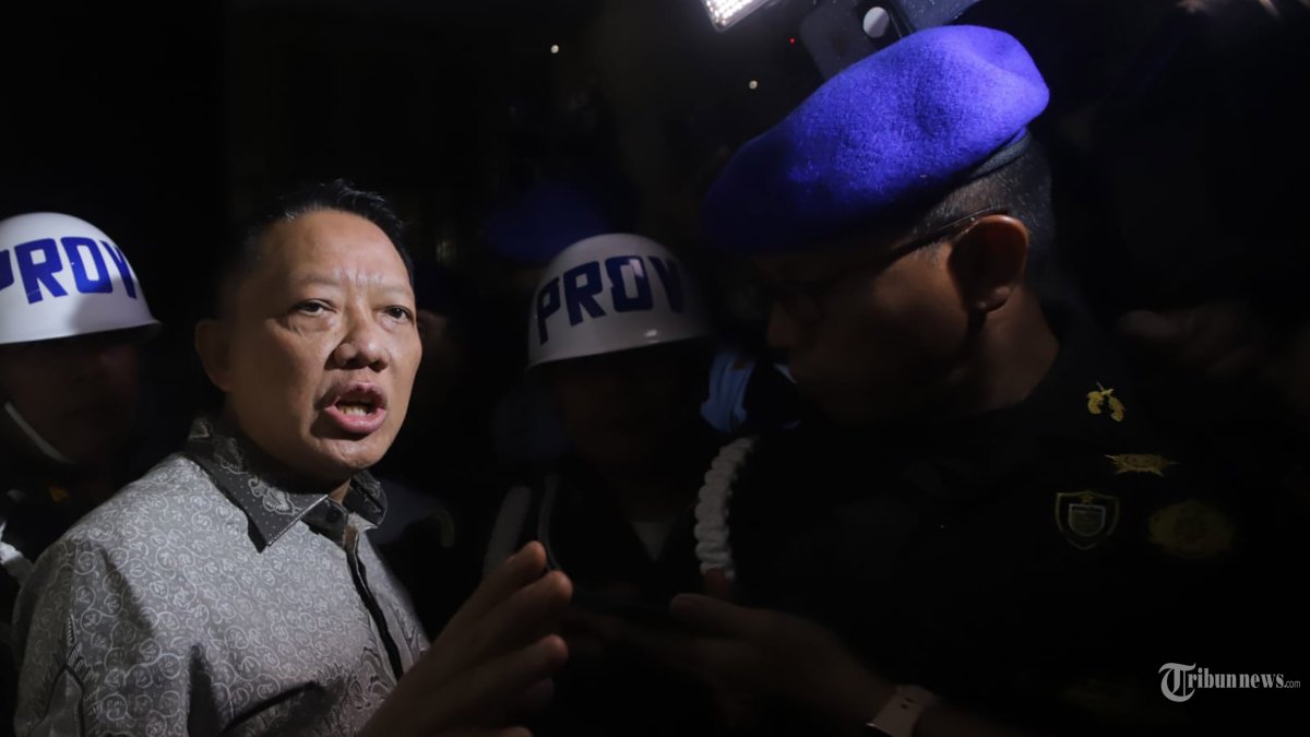 FEBRIE ADRIANSYAH DITAHAN - Mantan Jaksa Agung Muda Bidang Tindak Pidana Khusus Febrie Adriansyah menjawab pertanyaan wartawan seusai menjalani pemeriksaan di Kejaksaan Agung, Jakarta, Jumat (24/7/2026). Herdiansyah mengatakan proses penahanan Febrie Adriansyah seharusnya dilakukan sejak awal demi menjaga kepentingan proses hukum.