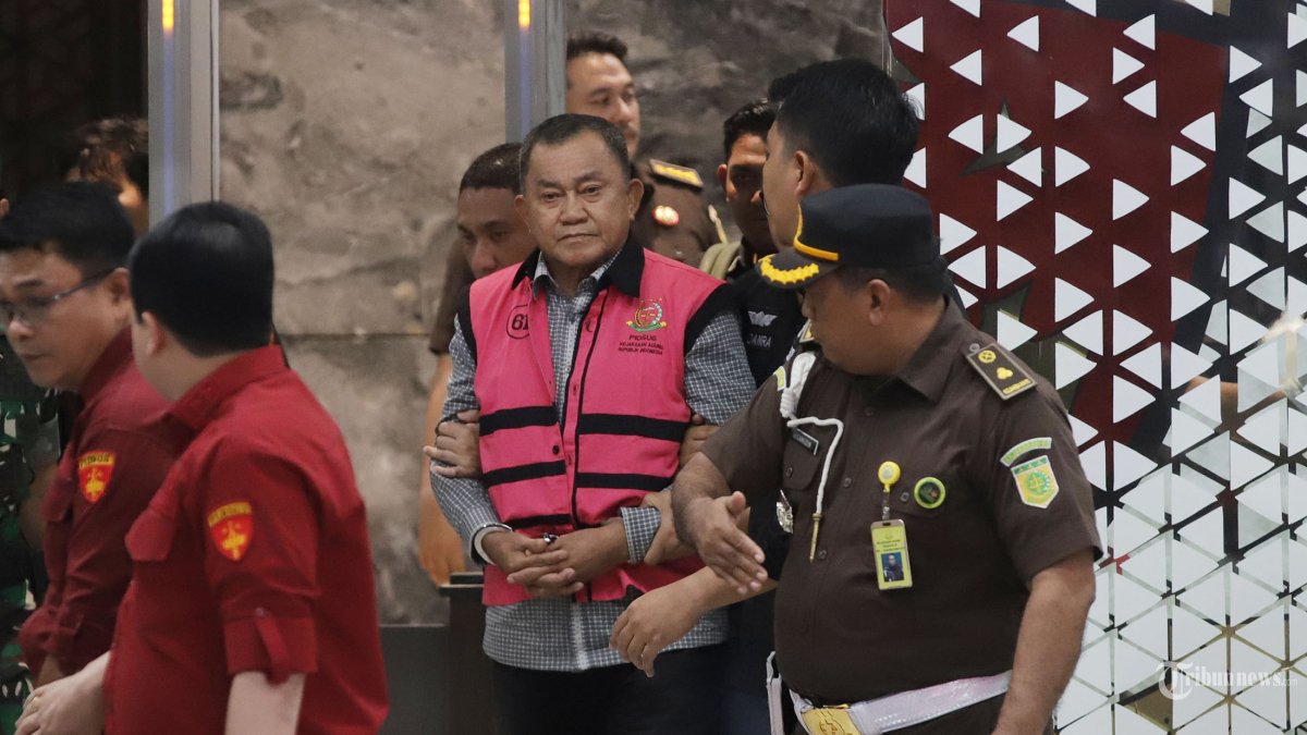 KORUPSI MBG - Mantan Wakil Kepala Badan Gizi Nasional (BGN) Lodewyk Pusung mengenakan rompi merah muda saat meninggalkan Gedung Bundar Kejaksaan Agung, Jakarta Selatan, Rabu (3/6/2026). Lodewyk Pusung ditahan oleh Kejaksaan Agung setelah ditetapkan sebagai tersangka dalam penyidikan dugaan tindak pidana korupsi tata kelola program Makan Bergizi Gratis (MBG) bersama mantan Kepala BGN Dadan Hindayana dan mantan wakil kepala BGN Sony Sonjaya. Tribunnews/Jeprima 