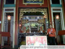 Kelenteng Talang Cirebon Persatukan Dua Perbedaan