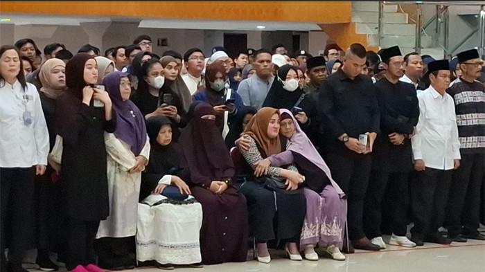 KORBAN KECELAKAAN PESAWAT - Jajaran Direktorat Jenderal Pengawasan Sumber Daya Kelautan dan Perikanan (PSDKP) Kementerian Kelautan dan Perikanan (KKP) menggelar upacara persemayaman dan pemberangkatan jenazah pegawainya yang menjadi korban kecelakaan pesawat ATR 42-500 di Gunung Bulusaraung, Kabupaten Maros-Pangkep, Sulawesi Selatan, almarhum Deden Maulana. Putra almarhum Deden Maulana, Zio, melantunkan ayat suci Al Quran di hadapan jenazah ayahnya di Aula Politeknik Ahli Usaha Perikanan (AUP) Pasar Minggu Jakarta, Kamis (22/1/2026) pagi. (Tribunnews.com/Gita Irawan)