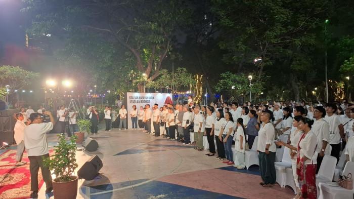 DOA JELANG VONIS - Keluarga eks Mendikbudristek Nadiem Makarim bersama ratusan pendukung menggelar doa bersama di Taman Menteng, Jakarta Pusat, Jumat malam 926/6/2026). Suasana dipenuhi cahaya lilin dan dukungan publik menjelang sidang vonis perkara Chromebook di Pengadilan Tipikor Jakarta.