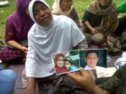 Derai Air Mata Keluarga Korban Saat Doa Bersama