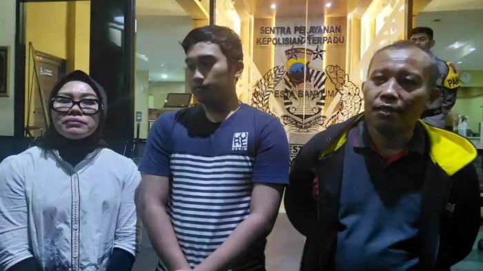KASUS SUTRIMO - Kuasa hukum keluarga Aan Rohaeni (kiri) bersama dengan perwakilan keluarga Sutrimo yaitu Abi selaku keponakan (tengah) dan Tukim (kanan) selaku kakak tiri saat membuat laporan di SPKT Polresta Banyumas, Sabtu (8/8/2026).