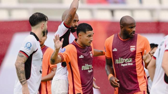 BORNEO VS PERSIK - Kemelut di depan gawang saat laga Borneo FC vs Persik Kediri di Stadion Segiri, Samarinda dalam lanjutan Super League 2025/2026, pada Sabtu (18/10/2025) sore WIB.