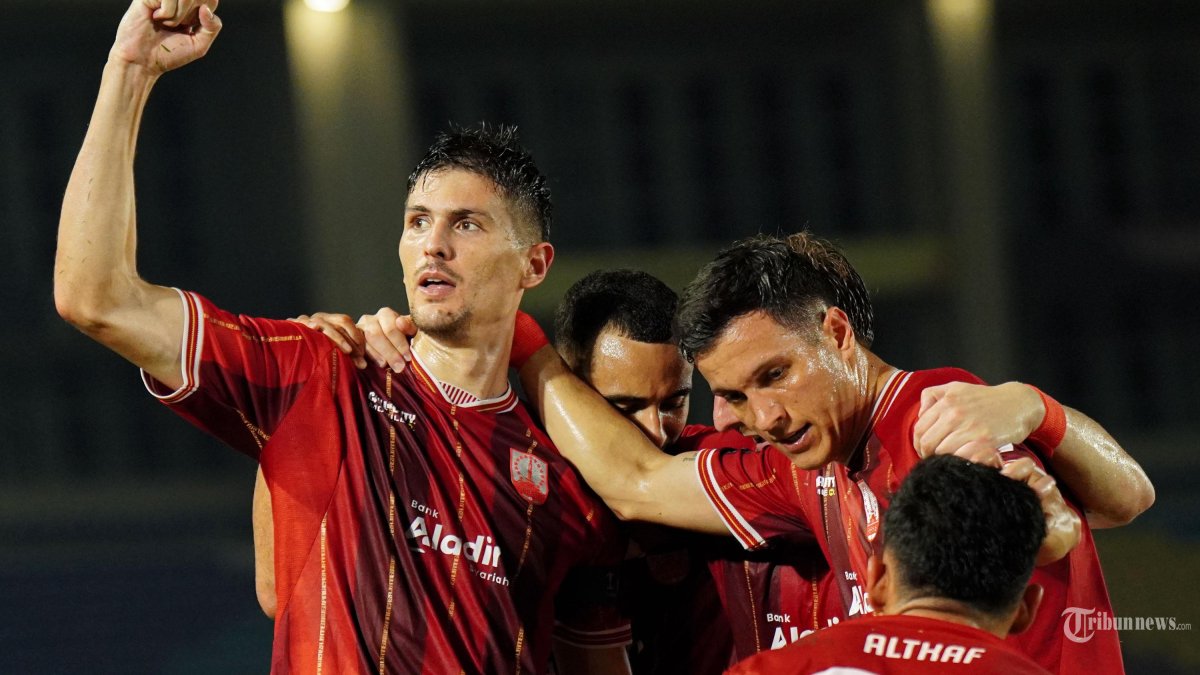SELEBRASI - Selebrasi pesepak bola Persis Solo, Luka Dumancic (kiri) setelah mencetak gol ke gawang Dewa United dalam pertandingan Super League di Stadion Manahan, Solo, Sabtu (16/5/2026) malam. Persis Solo meraih kemenangan krusial atas Dewa United untuk keluar dari zona degradasi musim 2025/2026 berkat gol Luka Dumancic (75). TRIBUNNEWS/Muhammad Nursina